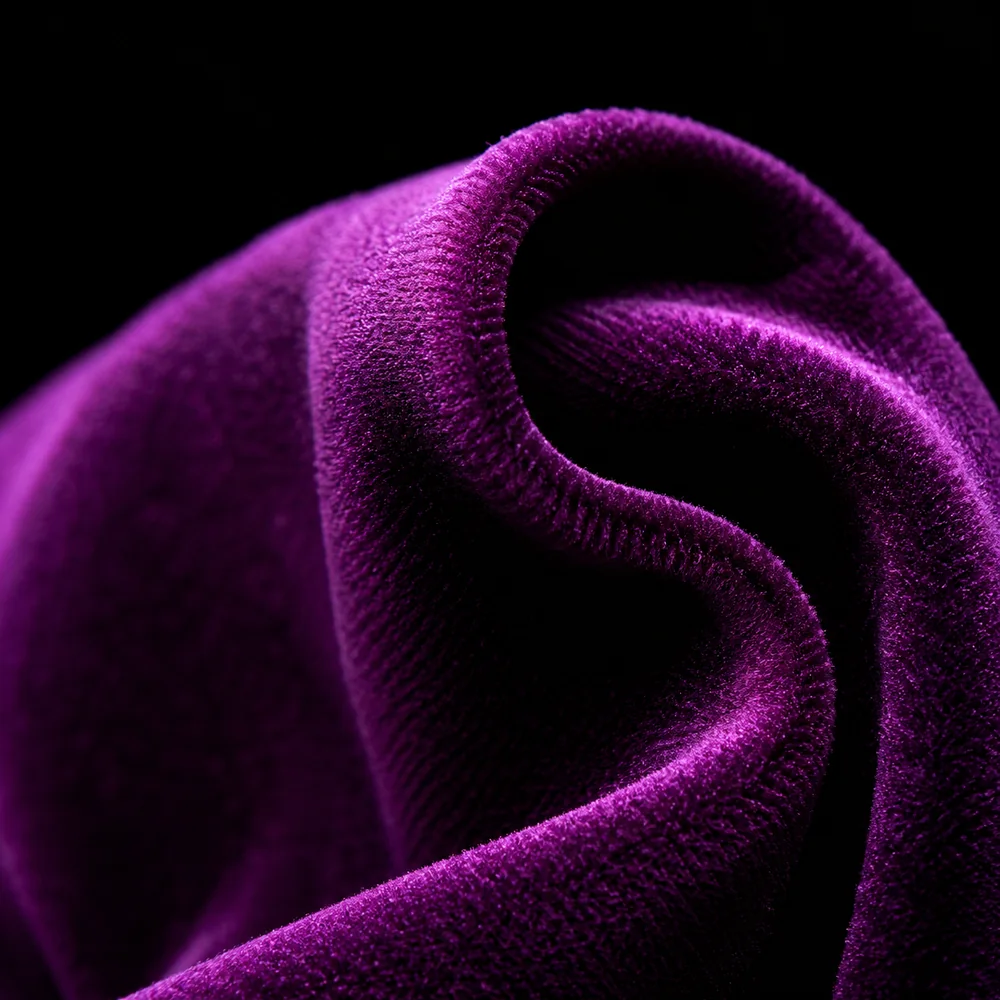 Detalle de terciopelo morado en pliegues