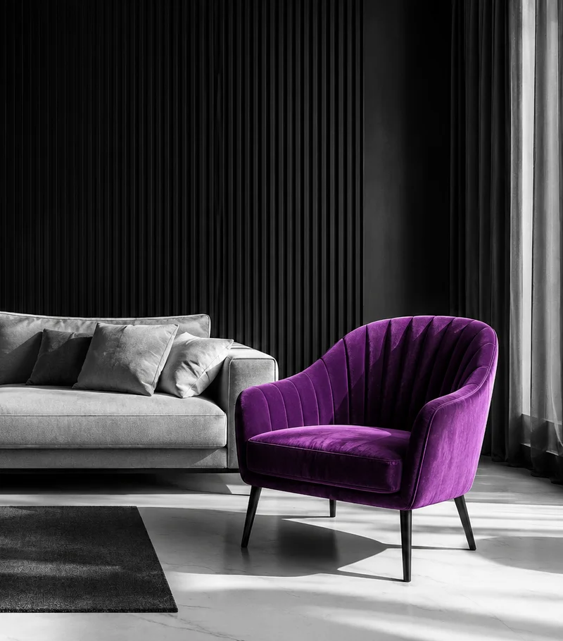 Sillón de terciopelo morado con patas de madera oscura