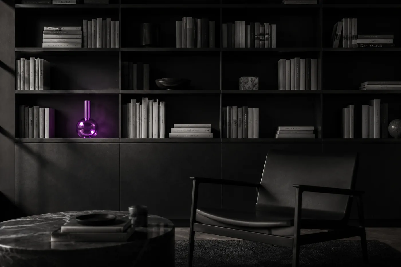 Estantería modular oscura con libros y un jarrón de cristal morado iluminado