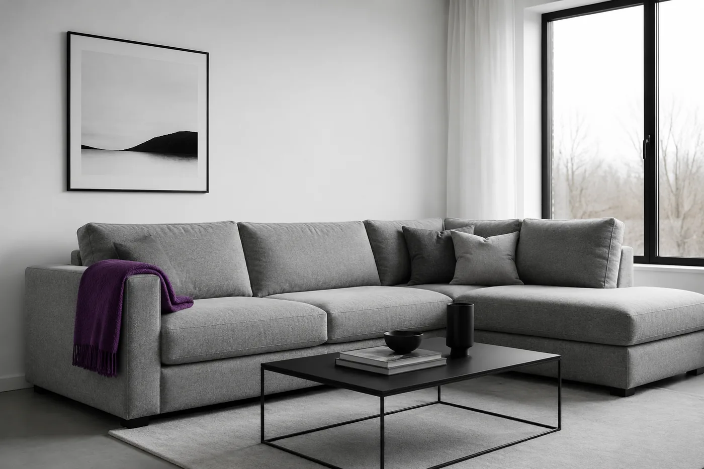 Sofá gris con manta de terciopelo morado en un salón luminoso